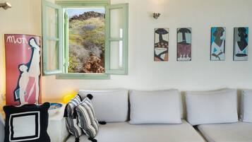 Télévision, cheminée, chaîne hi-fi