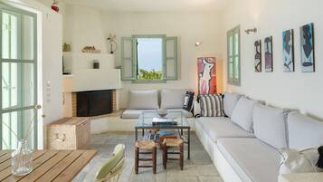 Televisión, chimenea y estéreo