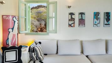 Televisión, chimenea y estéreo