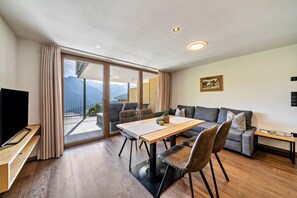 Interior - Apartment 'Sunnseitn Lodge Alps' with Mountain View, Private Terrace and Wi-Fi (Moos in Passeier)