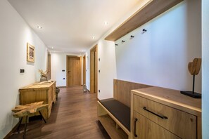 Interior - "Sunnseitn Lodge Apt Moutainsuite" with whirlpool, infrared sauna, panoramic mountain terrace (Moos in Passeier)