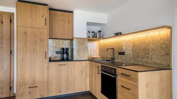 Jääkaappi, uuni, liesi, astianpesukone