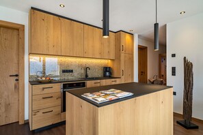 Fridge, oven, stovetop, dishwasher - "Sunnseitn Lodge Apt Exclusive Panorama" with heated whirlpool, infrared sauna and large terrace. (Moos in Passeier)