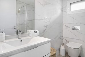 Dusch, hårtork och handdukar