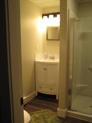Douche, séchoir à cheveux, serviettes fournies, savon