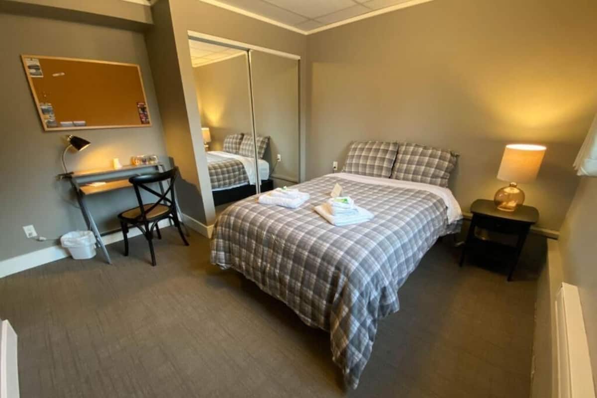 Tradisjonelt rom, 1 dobbeltseng, ikke-røyk | Sengetøy av topp kvalitet, senger med Select Comfort-madrass og minibar