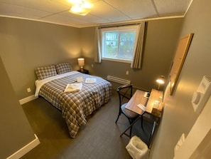 Premium bedding, Select Comfort beds, minibar, desk - Stewart Mountain Lodge (Stewart)
