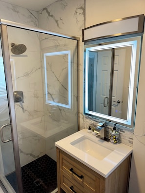 Ducha, secador de pelo, bidet, toallas