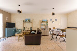 TV - Holiday Home "Begognias" with Private Terrace (LE CHATEAU-D'OLERON)