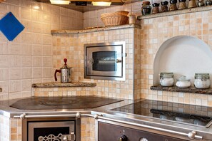 Frigorifero, forno, piano cottura, lavastoviglie