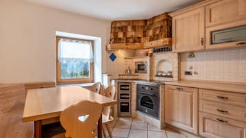 Frigorifero, forno, piano cottura, lavastoviglie