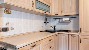 Kjøleskap, ovn, kokeplater og oppvaskmaskin