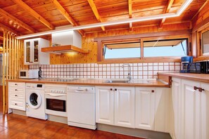 Kylskåp, mikrovågsugn, ugn och spishäll