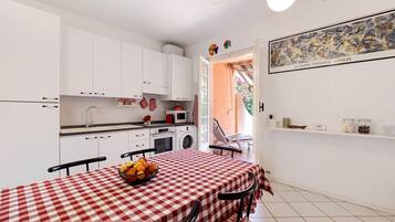 KylskÄp, mikrovÄgsugn, ugn och spishÀll