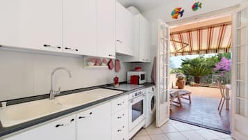 KylskÄp, mikrovÄgsugn, ugn och spishÀll