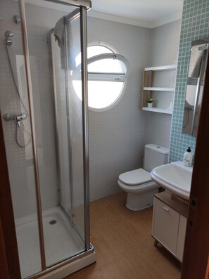 Dusche, Haartrockner, Handtücher