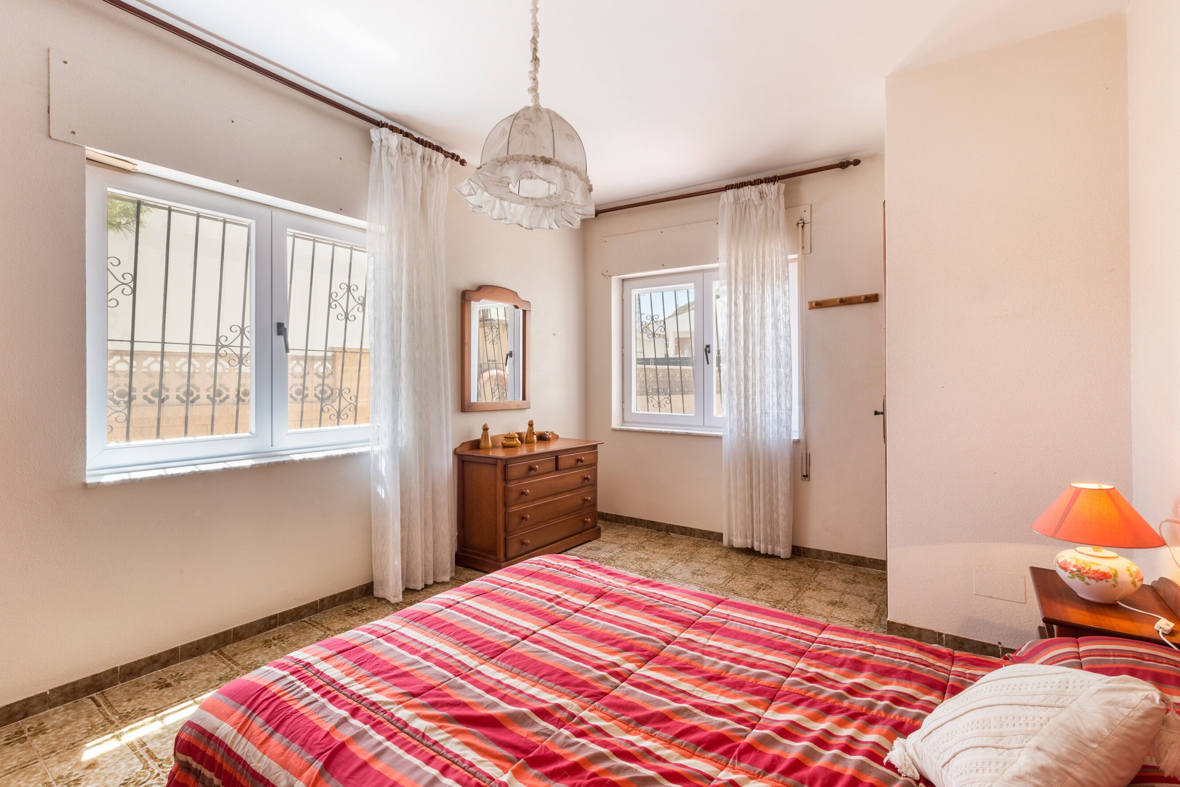 3 slaapkamers, een strijkplank/strijkijzer, gratis wifi, beddengoed