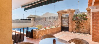 Villa 'El Carmoli' con vistas al mar, piscina privada y aire acondicionado