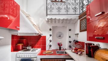 Fridge, oven, stovetop, coffee/tea maker