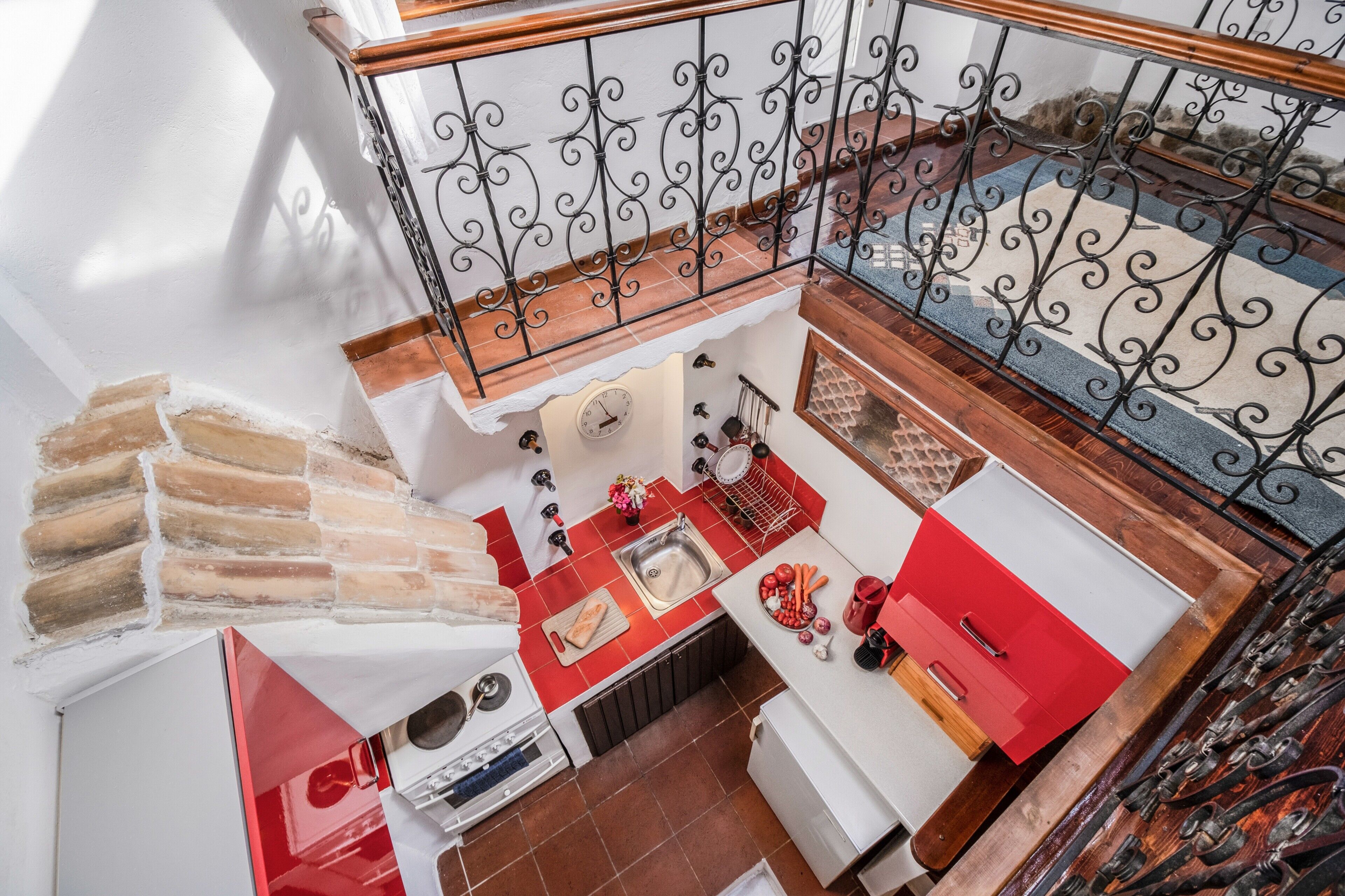 Kühlschrank, Ofen, Herdplatte, Wasserkocher mit Kaffee-/Teezubehör