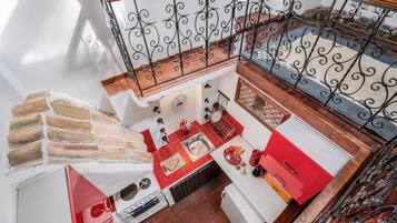 Kühlschrank, Ofen, Herdplatte, Wasserkocher mit Kaffee-/Teezubehör