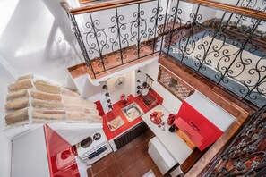 Fridge, oven, stovetop, coffee/tea maker