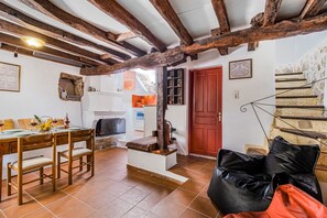 テレビ、暖炉、DVD プレーヤー、ステレオ