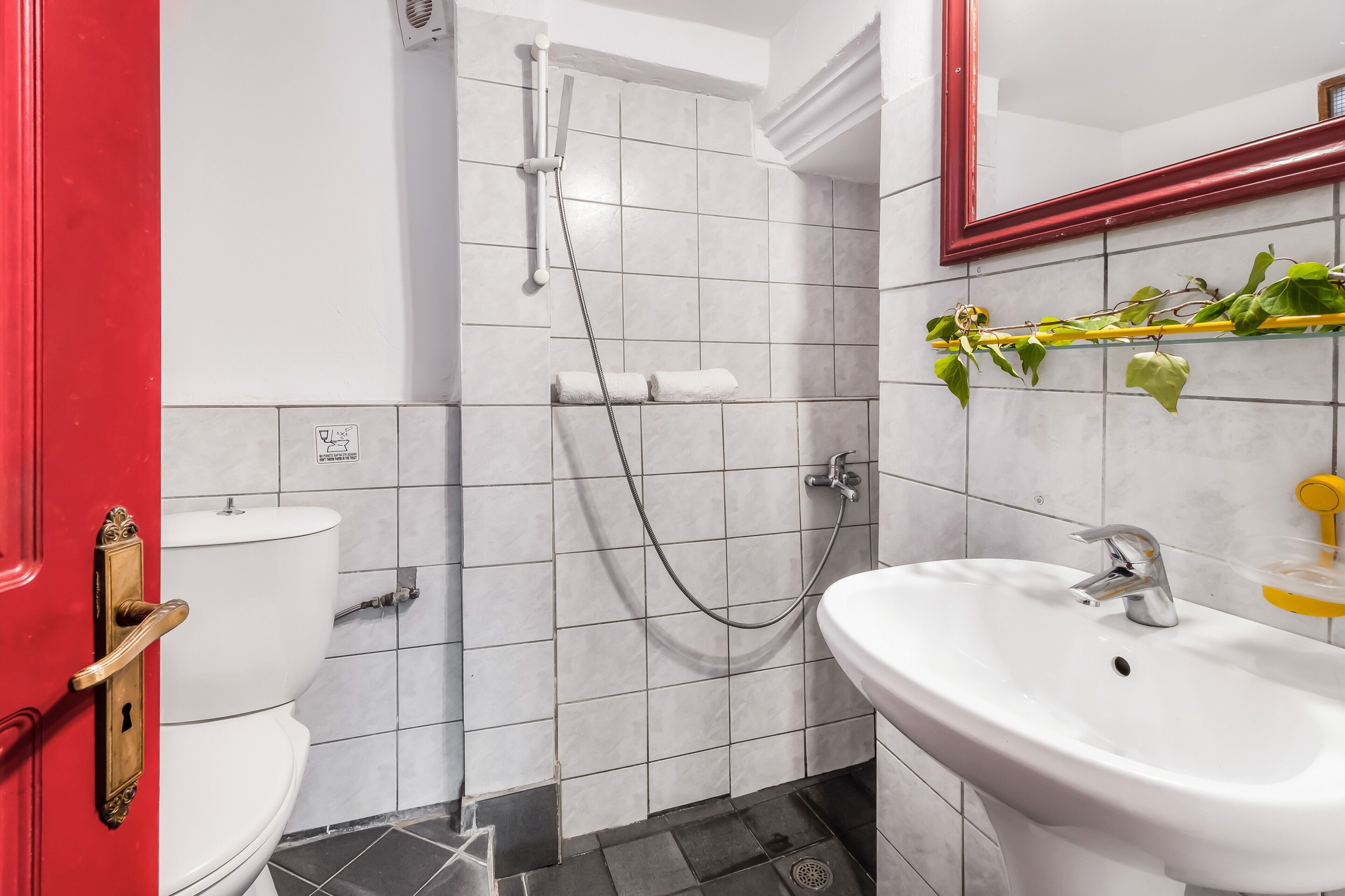 Douche, sèche-cheveux, serviettes fournies