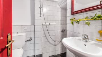 Douche, sĂšche-cheveux, serviettes fournies