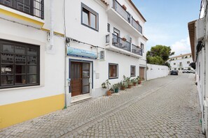 Un bâtiment portant une enseigne indiquant « Casa De Hospedagens », ce qui signifie qu’il s’agit d’une maison d’hôtes ou d’un établissement proposant des services d’hébergement.