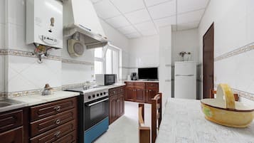 Frigorifero, microonde, forno, piano cottura