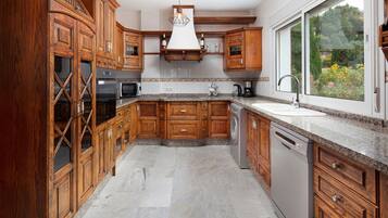 KylskÄp, mikrovÄgsugn, ugn och spishÀll