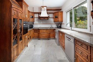 Fridge, microwave, oven, stovetop - Villa 'Casa Montelado' with Sea View, Private Pool and Air Conditioning (Mijas)