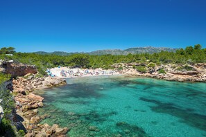 Una spiaggia nelle vicinanze