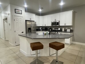 Fridge, microwave, oven, stovetop - Perfect LV Home - Quiet & Gated - 9mins to Strip! (Las Vegas)