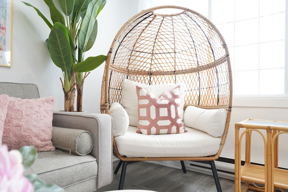 Family & Pet Friendly Modern Bright Bungalow