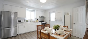 Family & Pet Friendly Modern Bright Bungalow