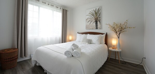 3 bedrooms, desk, iron/ironing board, travel crib