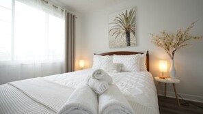 3 slaapkamers, een bureau, een strijkplank/strijkijzer, reisbedje