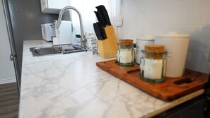 Een koelkast, een microgolfoven, een oven, een kookplaat