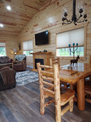 Dining - Finlayson  New log cabin on 10 acres (Finlayson)