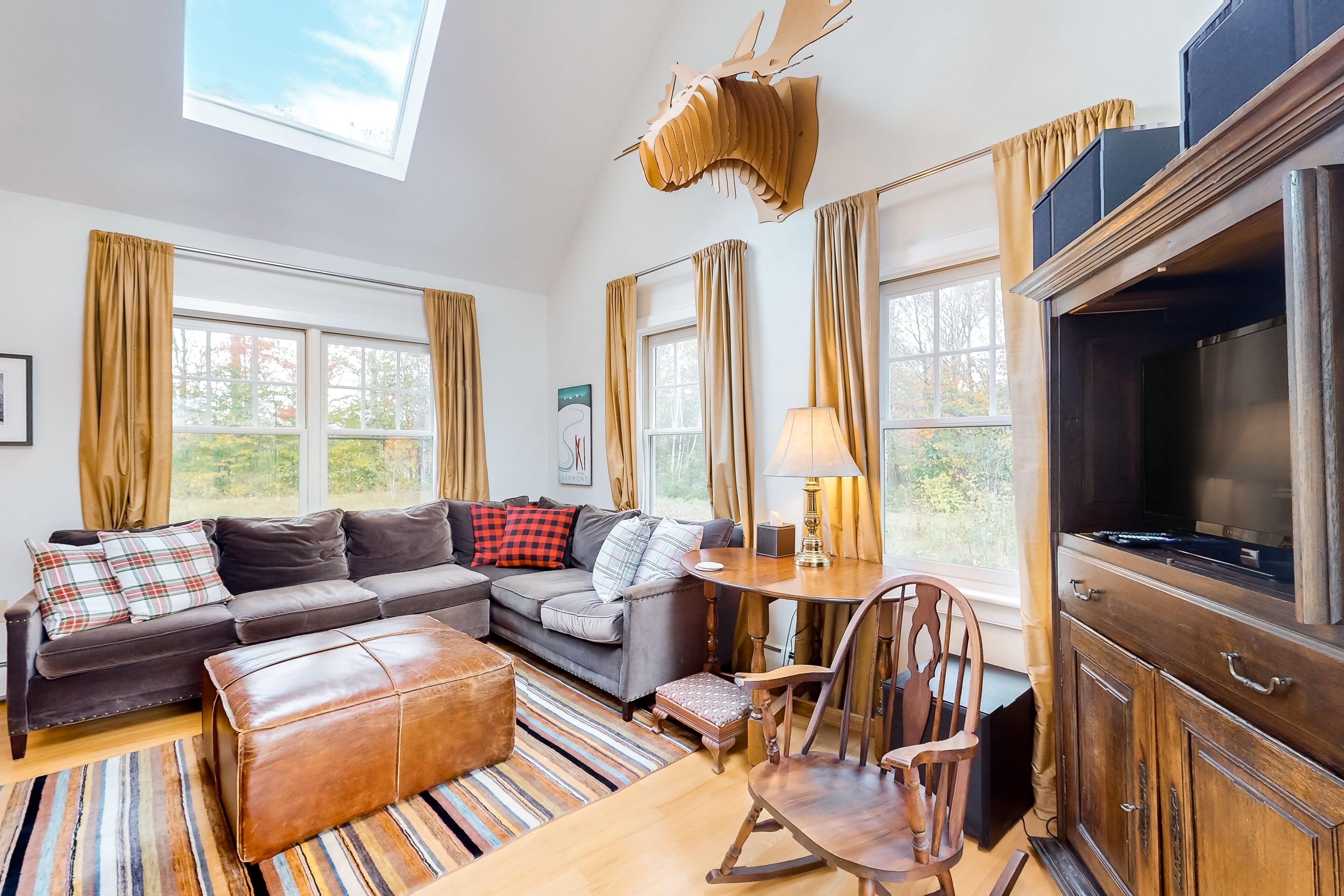 Serene home in meadow with patio, fireplace, W/D, & mountain views