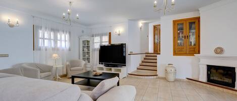 TV, fireplace