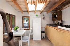 Frigorífico, placa de cocina, cafetera o tetera y hervidor eléctrico