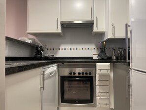 Køleskab, mikrobølgeovn, kogeplade, opvaskemaskine