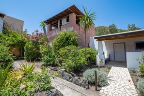 Property grounds - Vacation Home "Jerà D72 Vista Mare" with Sea View, Private Terrace & Wi-Fi (Vulcano)