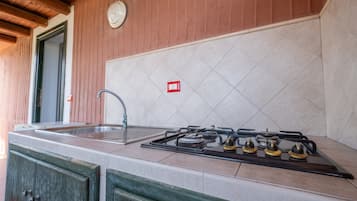 Fridge, stovetop, coffee/tea maker, electric kettle