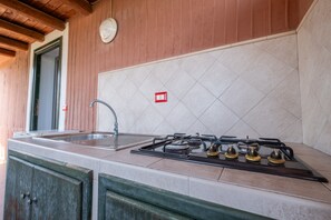 Fridge, stovetop, coffee/tea maker, electric kettle - Vacation Home "Jerà D72 Vista Mare" with Sea View, Private Terrace & Wi-Fi (Vulcano)