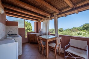 Interior - Vacation Home "Jerà D72 Vista Mare" with Sea View, Private Terrace & Wi-Fi (Vulcano)