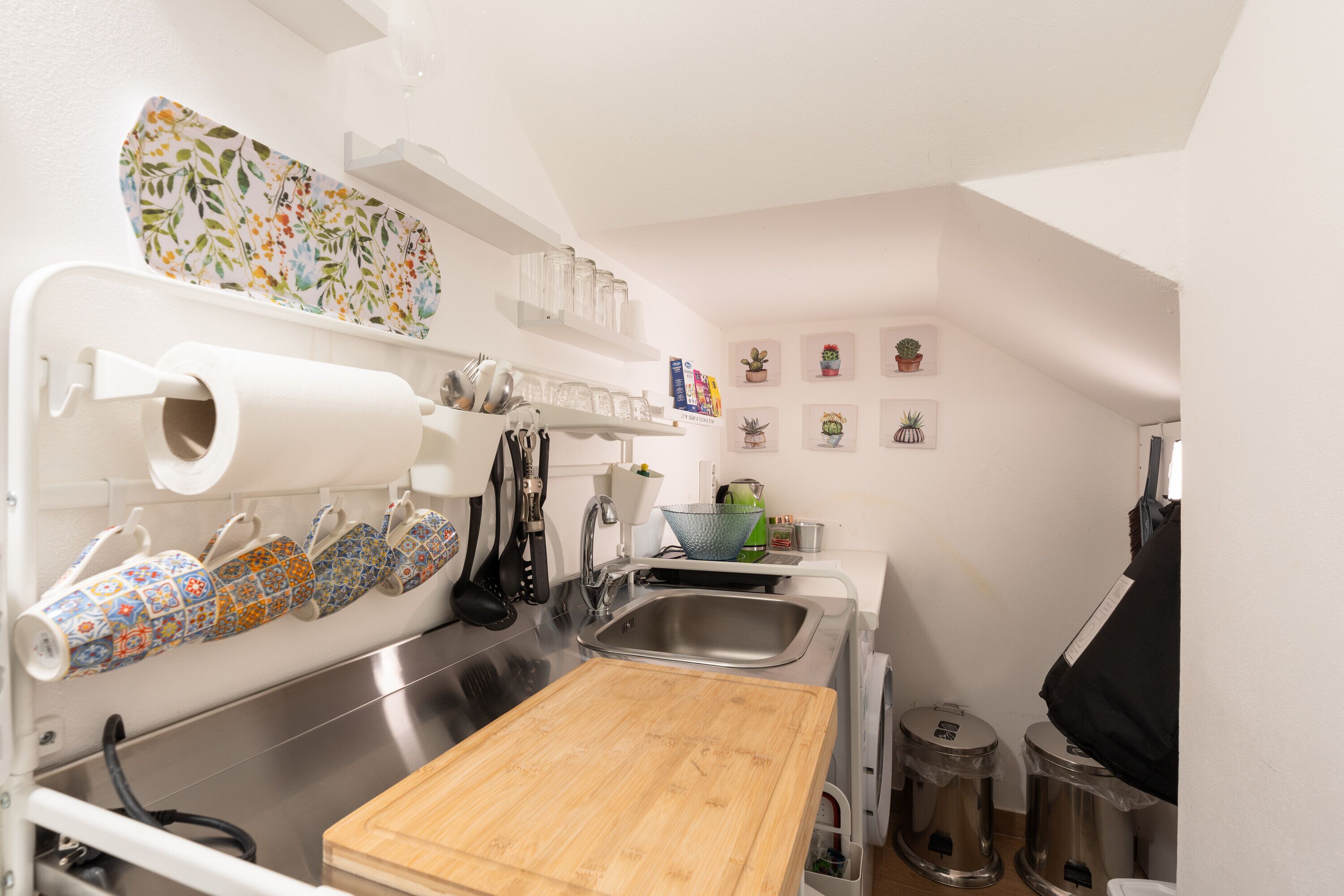 Kühlschrank, Mikrowelle, Herdplatte, Wasserkocher mit Kaffee-/Teezubehör